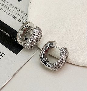 Argola NEPAL cravejada com zirconia banhada a prata