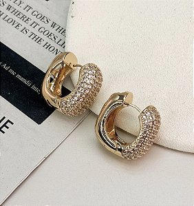 Argola NEPAL cravejada com zirconia banhada a ouro