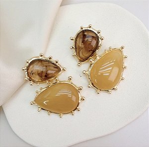 Brinco MORGAN orgânico CASTANHO + BEGE meio oval folheado a ouro