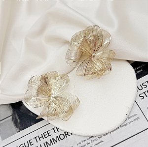 Brinco ROSETA media flor 3D folheada a ouro