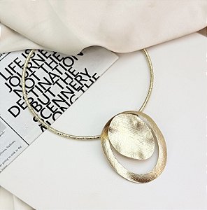 Choker AELIN  aro pingente textura folheada a ouro