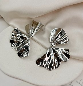 Brinco BARI meia flor folheada a prata