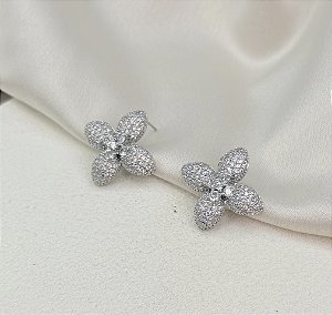 Brinco PALERMO flor cravejada com microzirconia folhada a prata