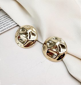 Brinco SOPRANO boton martelada folheada a ouro