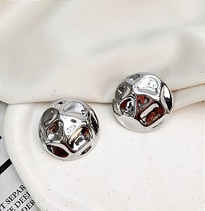 Brinco SOPRANO boton martelada folheada a prata