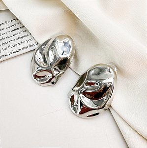 Brinco ANAKI oval martelada folheada a prata