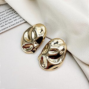 Brinco ANAKI oval martelada folheada a ouro