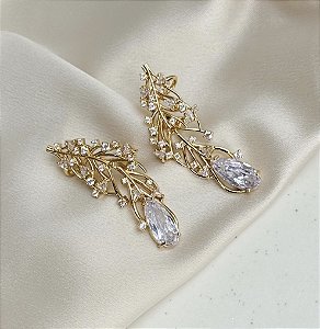 Brinco SAORI ear cuff cravejado com zircônias folheada a ouro
