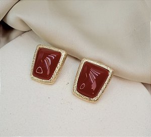 Brinco MOTA boton geométrico pedra vermelha folheada a ouro