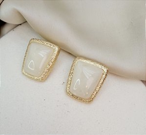 Brinco MOTA boton geométrico madre perola folheada a ouro