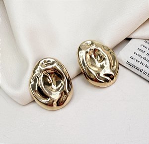 Brinco KAIDA boton martelada folheada a ouro