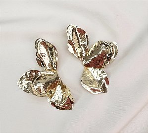 Brinco AZALEIA meia flor folheada a ouro