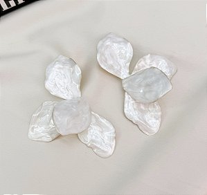 Brinco AZALEIA meia flor madre perola