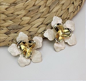 Brinco ATALAIA max flor madre perola e folheada a ouro