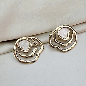 Brinco TAVALU organico madre perola folheado a ouro