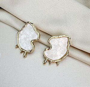 Brinco ROWAN organico madre perola folheado a ouro