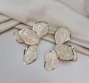 Brinco AZALEIA meia flor bege madre perola folheada a ouro