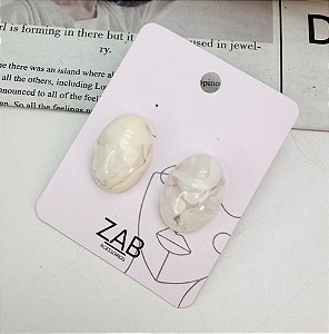 Brinco JERI boton bege madre perola