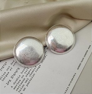 Brinco BORIS boton meia esfera escovada prateado