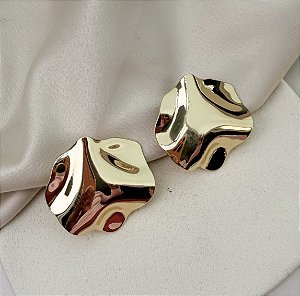 Brinco VICENTE circulo orgânico martelado folheada a ouro