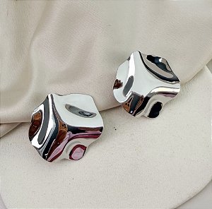 Brinco VICENTE circulo orgânico martelado folheada a prata