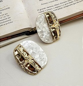 Brinco HELGA madre perola folheada a ouro