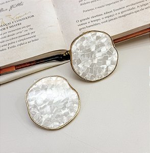 Brinco CARMETA organico madre perola folheado a ouro