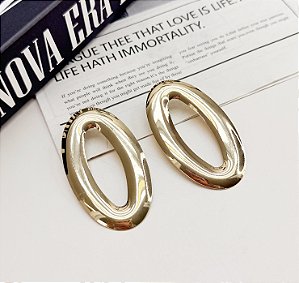 Brinco OMA oval folheada a ouro