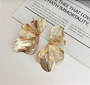 Brinco NOMA meia flor folheada a ouro