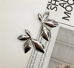 Brinco HAIA meia flor folheada a prata