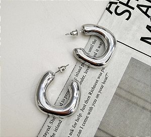 Argola VANU tubo organico prateado M