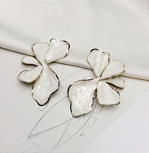 Brinco CIANEL meia flor colors BEGE folheada a ouro