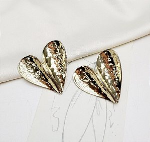 Brinco SORAYA coração martelado folheada a ouro