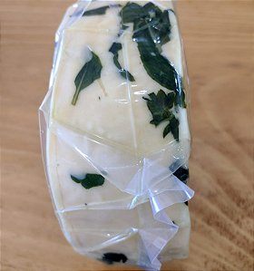 Queijo com MANJERICÂO Artesanal da Alagoa Sítio Santo Antonio - 500g e 1Kg
