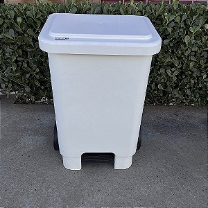 Lixeira Plástica Retangular com Roda e Pedal 100L