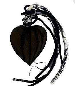 ENFEITE PENDENTE DE PAREDE CORAÇÃO DREAD PRETO(105 x 19 x 3cm)