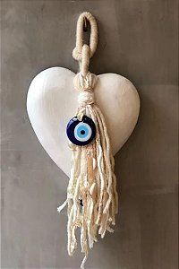 ENFEITE PENDENTE DE PAREDE CORAÇÃO OLHO GREGO CONTAS OFF-WHITE (30 x 16 x 3cm)