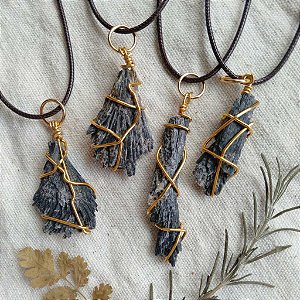 Colar Cianita Vassoura de Bruxa