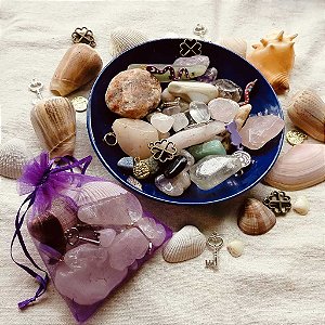 Confete da Bruxa - mix de pedras brutas, roladas, conchas e pingentes místicos