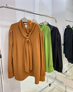 Blusa Detalhe na Gola