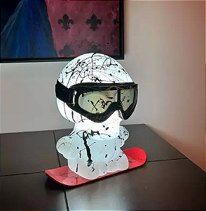 Luminária Toy Art Caveira Snowboard – Ilumine com Estilo e Personalidade- Licenciado