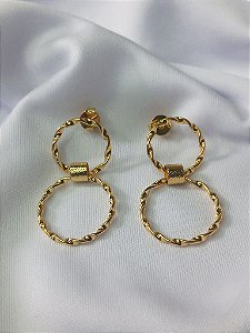 Brinco 2 Aros Redondos Retorcidos + tubo redondo jateado no meio (51MM) - Ouro 18K