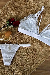 CONJUNTO SEM BOJO SENSUAL RENDADO COM APLICAÇÃO EM LACINHO NO SUTIÃ E TIRAS  (STRAPPY BRA) COM CALCINHA FIO DUPLO DE REGULAGEM EM TULE E RENDA -  Natureza Intima Lingerie