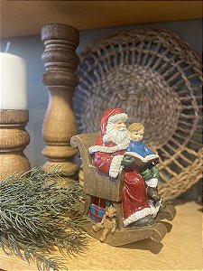 Papai noel sentado com menino