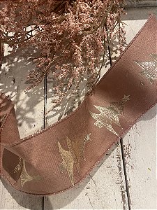 Fita rosa com pinheiros dourados