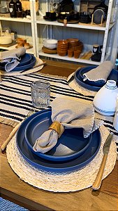Prato de jantar com borda azul