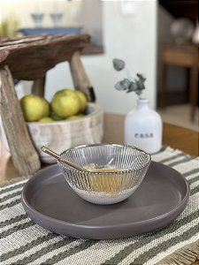 Prato de jantar com borda cinza