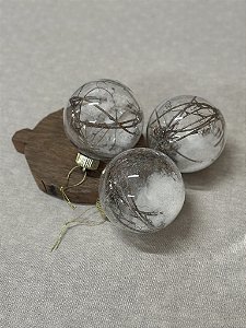 Jogo de bola translúcida com neve