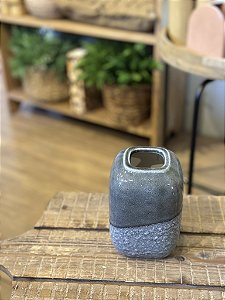 Vaso de cerâmica cinza