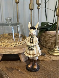 Coelha com vestido e botas em resina bege